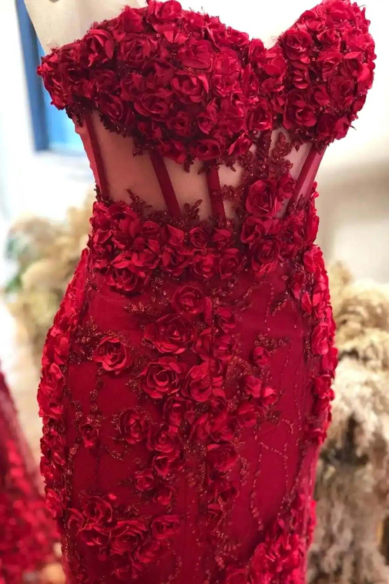 Abito lungo aderente rosso in tulle a fiori 3D e pailletes con corpetto a cuore