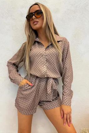 Tuta corta a camicia casual beige a stampa G con cinturino in tessuto e tasche laterali