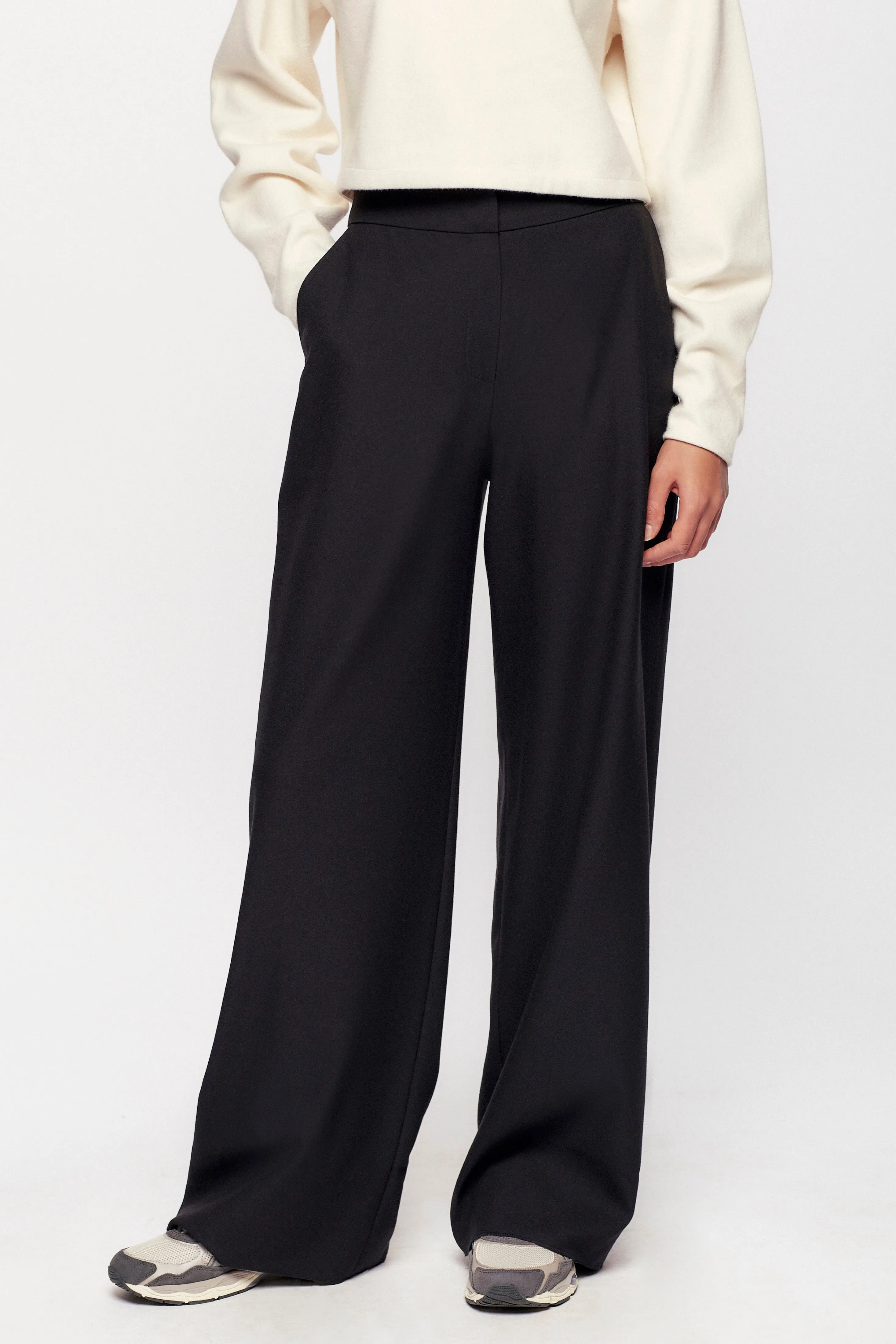 Women's Nuba Crepe Trouser in Black